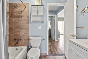 Combined shower/tub, towels