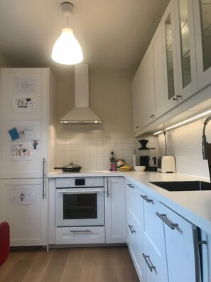 Departamento | Cocina privada | Refrigerador con congelador, horno, parrilla de estufa y lavavajillas