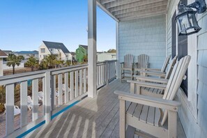 Terrace/patio - Roomy family rental home w/private pool, sundeck, yard in North Myrtle Beach (North Myrtle Beach)