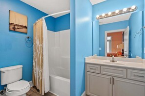 Combined shower/tub, hair dryer, towels - Roomy family rental home w/private pool, sundeck, yard in North Myrtle Beach (North Myrtle Beach)