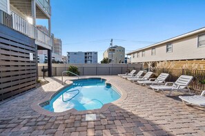 Pool - Roomy family rental home w/private pool, sundeck, yard in North Myrtle Beach (North Myrtle Beach)