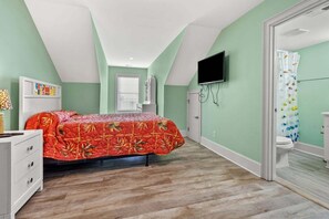5 bedrooms, iron/ironing board, WiFi, bed sheets - Roomy family rental home w/private pool, sundeck, yard in North Myrtle Beach (North Myrtle Beach)
