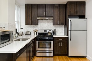 Réfrigérateur, micro-ondes, four, plaque de cuisson