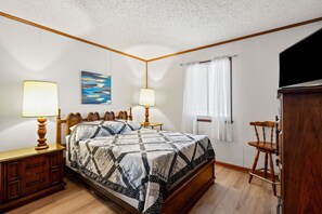 2 bedrooms, iron/ironing board, WiFi, bed sheets - Boulevard condo, steps from the beach, w/pool & sundeck, intimate setting for couples & families (North Myrtle Beach)