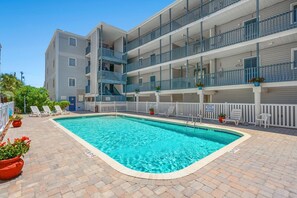 Pool - Boulevard condo, steps from the beach, w/pool & sundeck, intimate setting for couples & families (North Myrtle Beach)