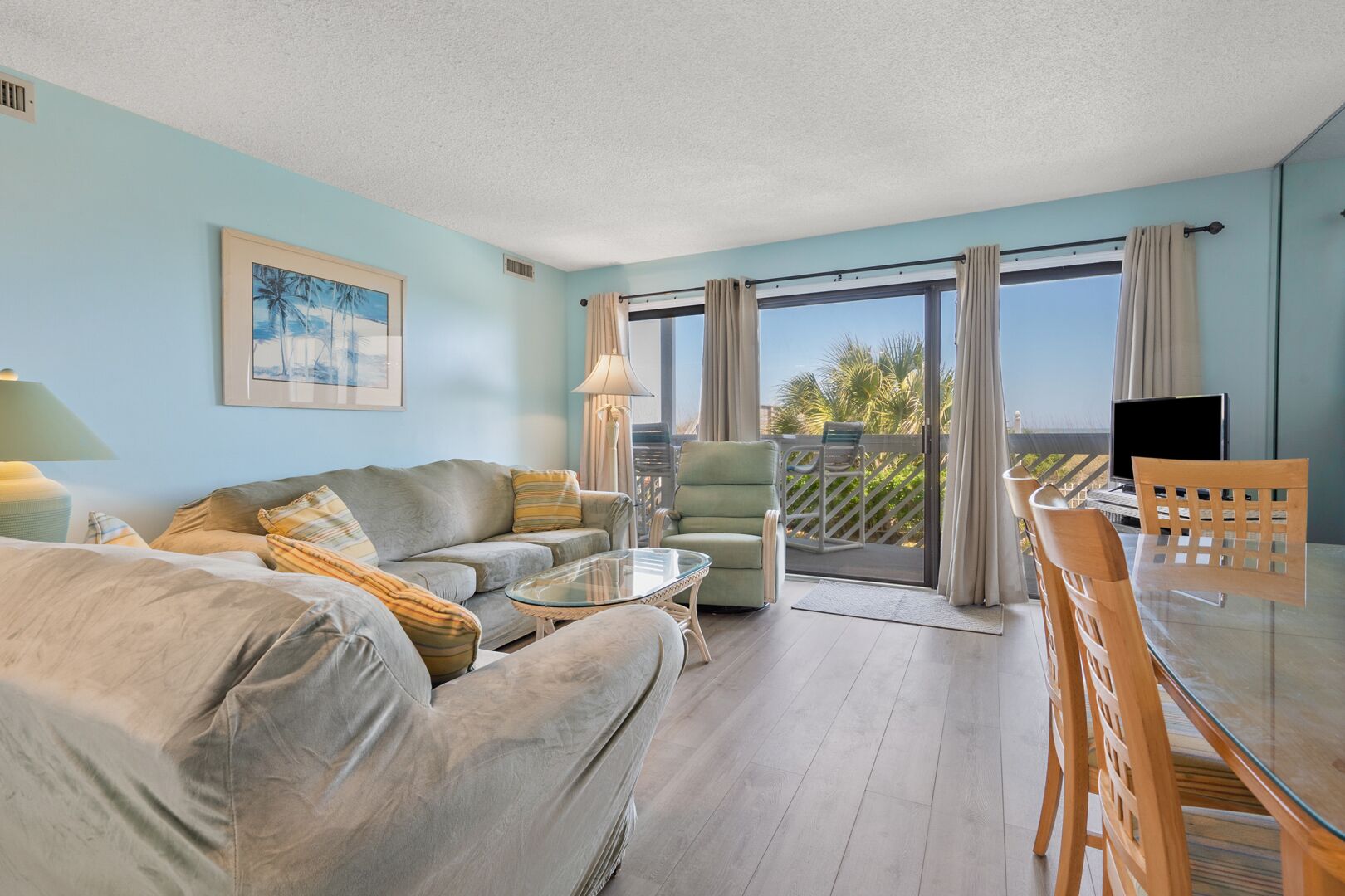 Spacious oceanfront resort w/pool, sundeck & grills in the heart of North Myrtle Beach