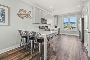 Jääkaappi, mikroaaltouuni, uuni, liesi