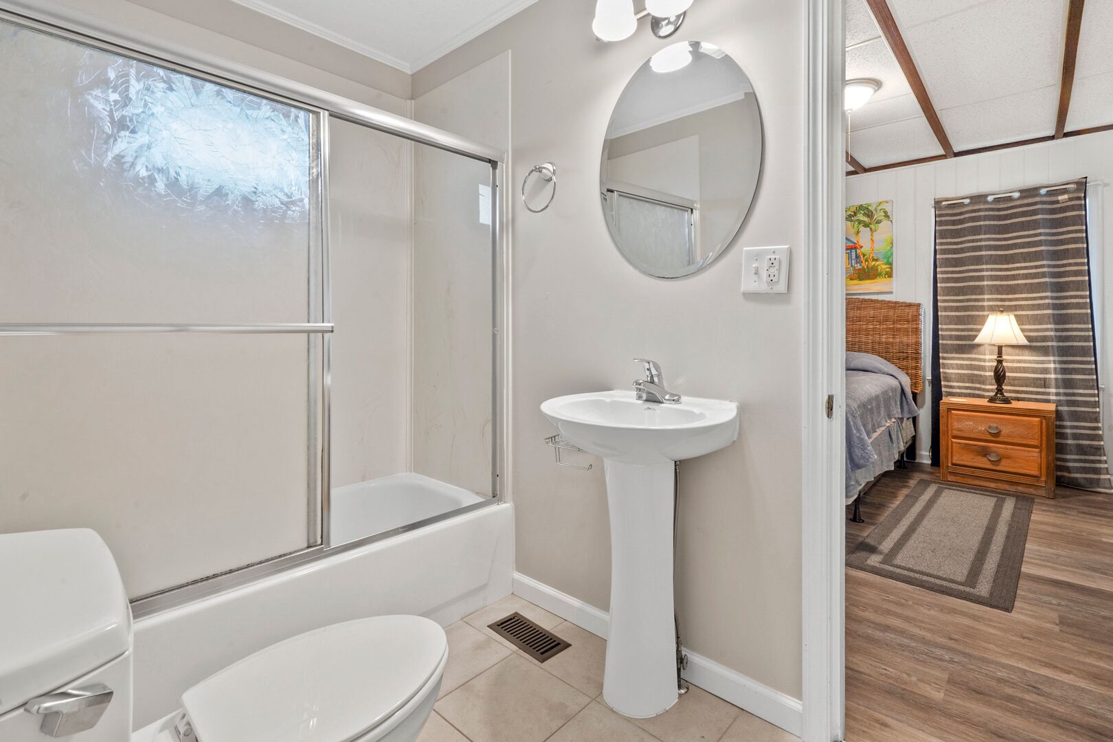 Ein modernes Badezimmer mit Dusche, Toilette, Waschbecken und Spiegel.