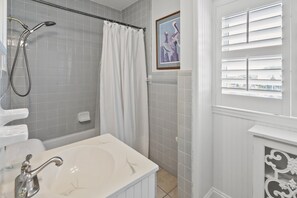 Ensemble douche/baignoire, sèche-cheveux, serviettes fournies
