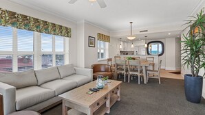Un salon moderne avec un canapé, une table basse et un coin repas.