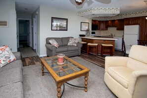 TV - Cozy Boulevard condo--across street from ocean w/pool, sundeck, grill--waiting for your family! (North Myrtle Beach)