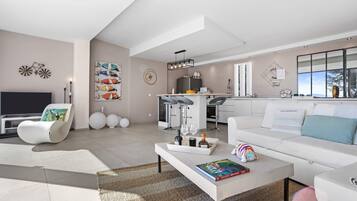 Una Smart TV, una chimenea, una mesa de tenis de mesa