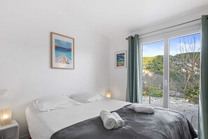 4 sovrum, skrivbord, strykjärn/strykbräda och resesäng