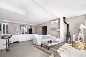 Smart TV, chimenea, mesa de ping pong