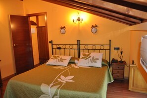 Une chambre à coucher avec un lit, une table de chevet, une lampe et une horloge murale.