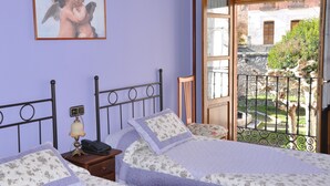 Une chambre à coucher avec un lit, une table de chevet, une lampe et un tableau au mur.