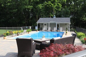 En säsongsöppen utomhuspool