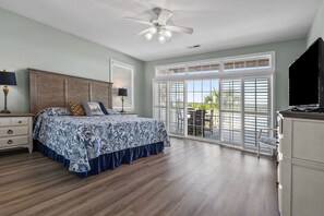 4 bedrooms, WiFi - Elegant luxury channel home w/plenty of relaxing space inside & out-deck, floating dock, grill (North Myrtle Beach)