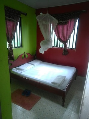 Escritorio, wifi gratis y ropa de cama 