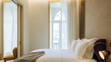 Suite, 1 King Bed, Non Smoking | 1 bedroom, in-room safe, blackout drapes, soundproofing