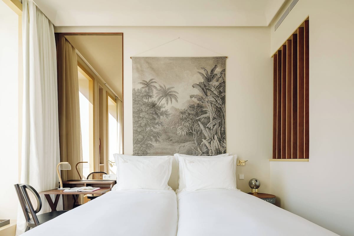 1 bedroom, in-room safe, blackout curtains, soundproofing