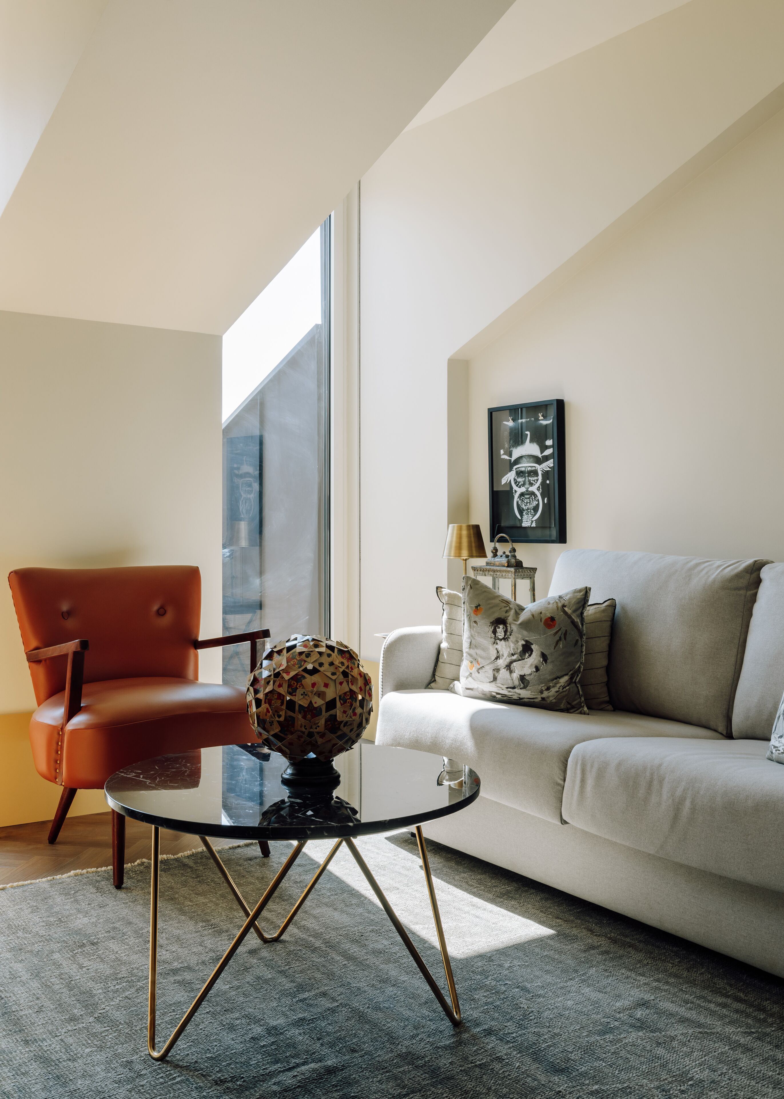 signature suite, 1 king bed, non smoking, balcony | living area | flat-screen tv