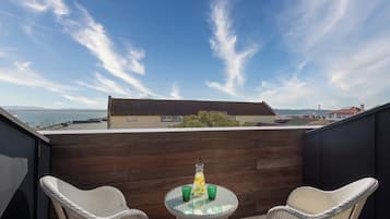 Signature Suite, 1 King Bed, Non Smoking, Balcony | 1 bedroom, in-room safe, blackout drapes, soundproofing