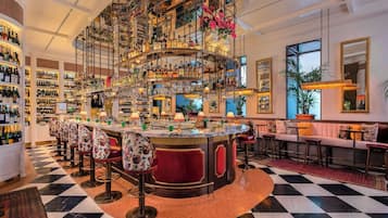 Serves lunch and dinner