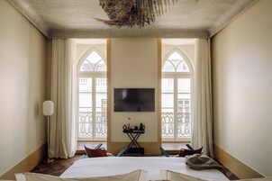 Premium Room, 1 King Bed | In-room safe, blackout drapes, soundproofing, free cribs/infant beds