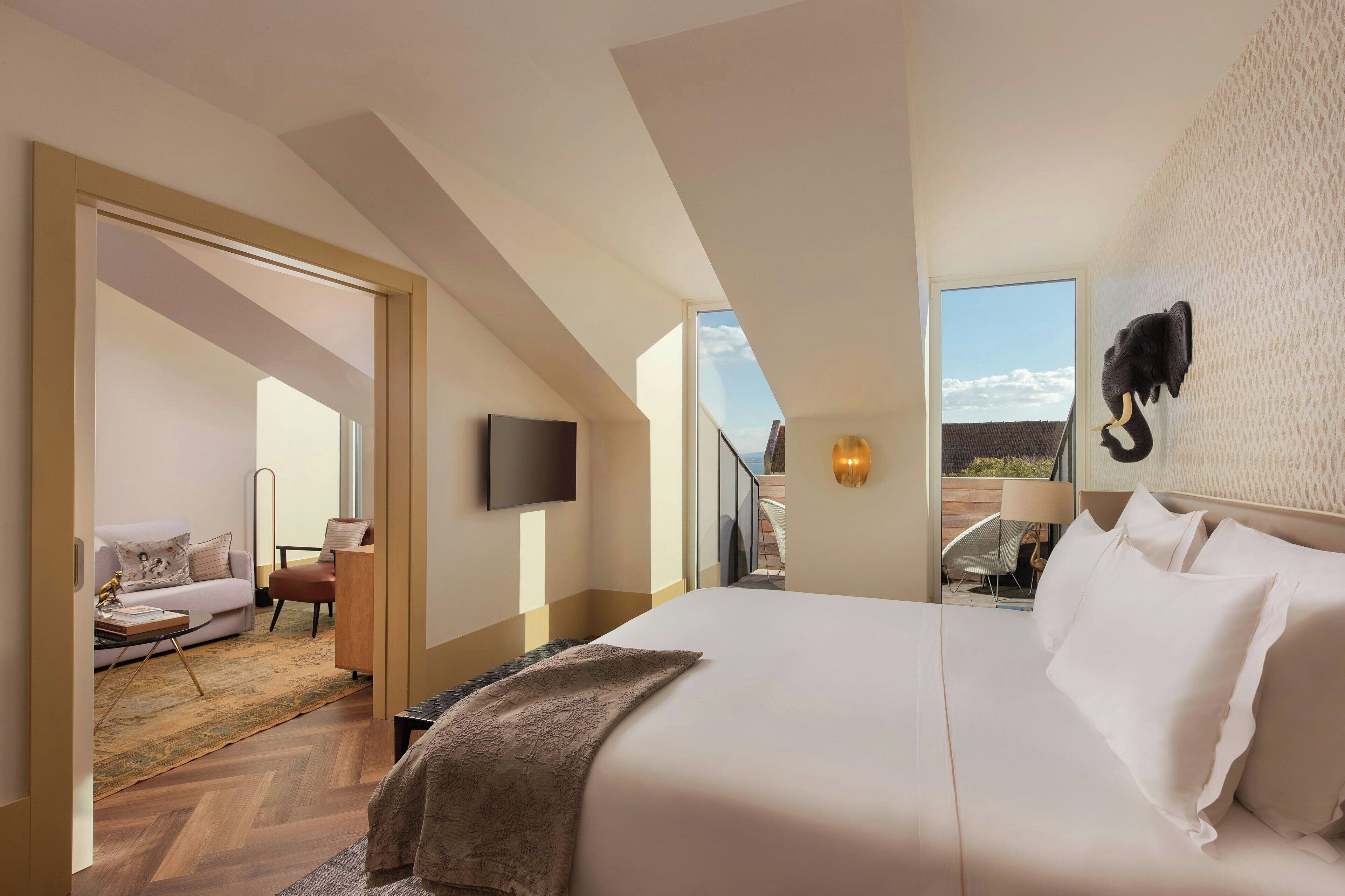 signature suite, 1 king bed, non smoking, balcony | 1 bedroom, in-room safe, blackout curtains, soundproofing