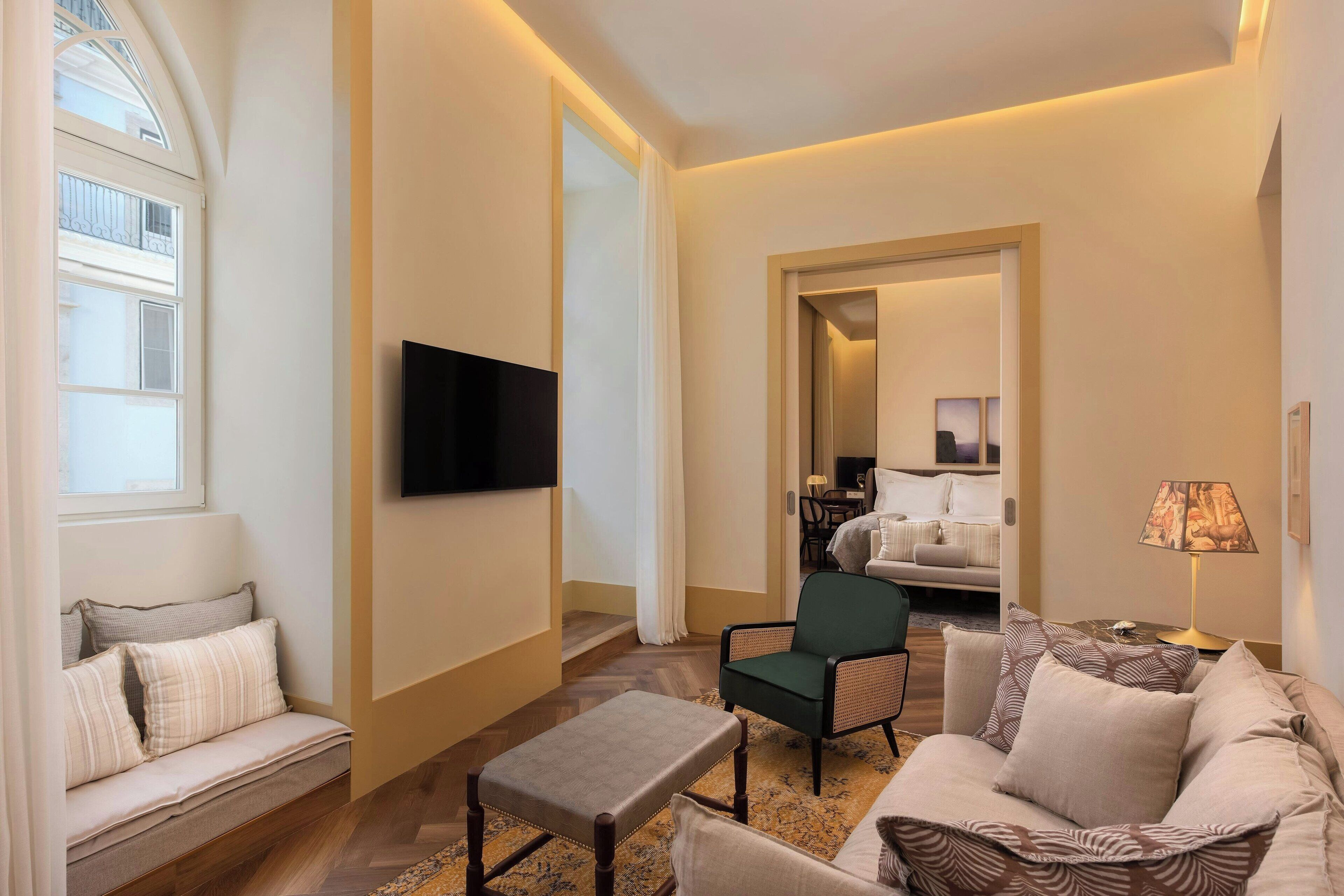 suite, 1 king bed, non smoking | 1 bedroom, in-room safe, blackout curtains, soundproofing