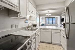 Een koelkast, een microgolfoven, een oven, een kookplaat