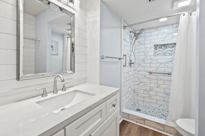 Combined shower/bathtub, towels