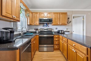 Jääkaappi, mikroaaltouuni, uuni, liesi