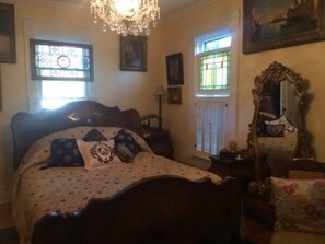 4 bedrooms, iron/ironing board, free WiFi, bed sheets - 4-bedroom vacation home. 2 blocks to lake & downtown area. Dog friendly!! (Lake Geneva)