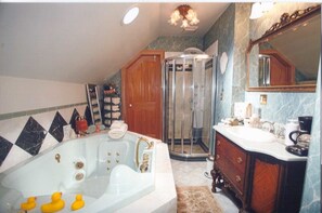 Badewanne, Haartrockner, Handtücher, Seife