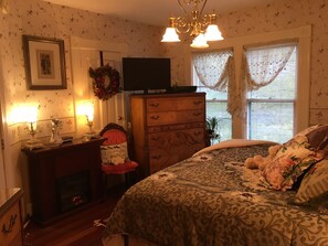 4 bedrooms, iron/ironing board, free WiFi, bed sheets
