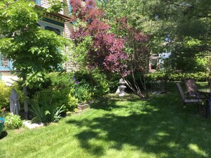Property grounds - 4-bedroom vacation home. 2 blocks to lake & downtown area. Dog friendly!! (Lake Geneva)