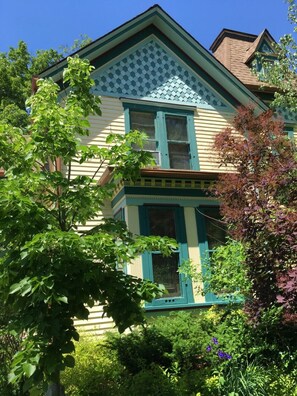 Exterior - 4-bedroom vacation home. 2 blocks to lake & downtown area. Dog friendly!! (Lake Geneva)