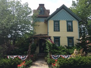 Exterior - 4-bedroom vacation home. 2 blocks to lake & downtown area. Dog friendly!! (Lake Geneva)