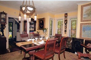 Dining - 4-bedroom vacation home. 2 blocks to lake & downtown area. Dog friendly!! (Lake Geneva)