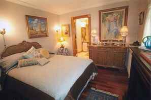 4 bedrooms, iron/ironing board, free WiFi, bed sheets - 4-bedroom vacation home. 2 blocks to lake & downtown area. Dog friendly!! (Lake Geneva)