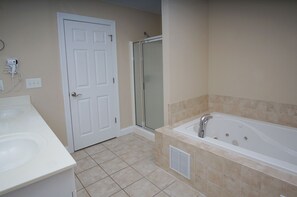 Ensemble douche/baignoire, serviettes fournies