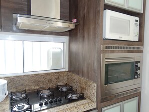 Casa, 3 quartos | Cozinha privada | Geladeira, micro-ondas, fogão, cooktop