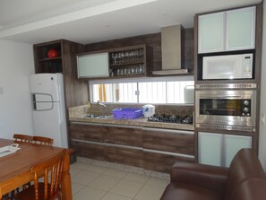 Casa, 3 quartos | Cozinha privada | Geladeira, micro-ondas, fogão, cooktop