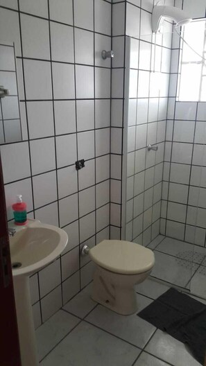 House, 3 Bedrooms | Bathroom | Shower, towels - Praia dos Ingleses Casa 2 - 131 (Florianópolis)