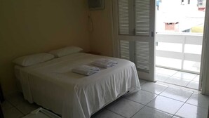 Una camera d'albergo con un letto, un bagno e vista all'esterno.