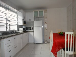 Casa, 2 quartos | Cozinha privada | Geladeira, micro-ondas, fogão, cooktop