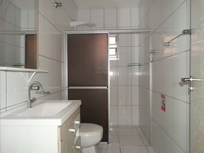 House, 2 Bedrooms | Bathroom | Shower, towels - House 200m From the Sea - 9 (Florianópolis)