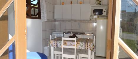 Casa, 2 quartos | Cozinha privada | Geladeira, micro-ondas, cooktop, talheres/pratos/utensílios de cozinha